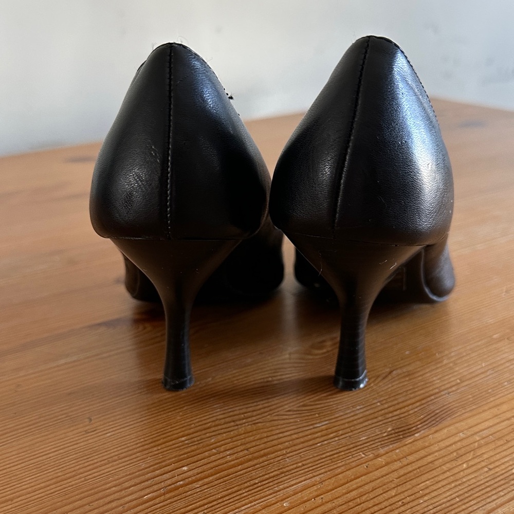 Women's Black Pointed-Toe Pumps - Picture 2 of 6